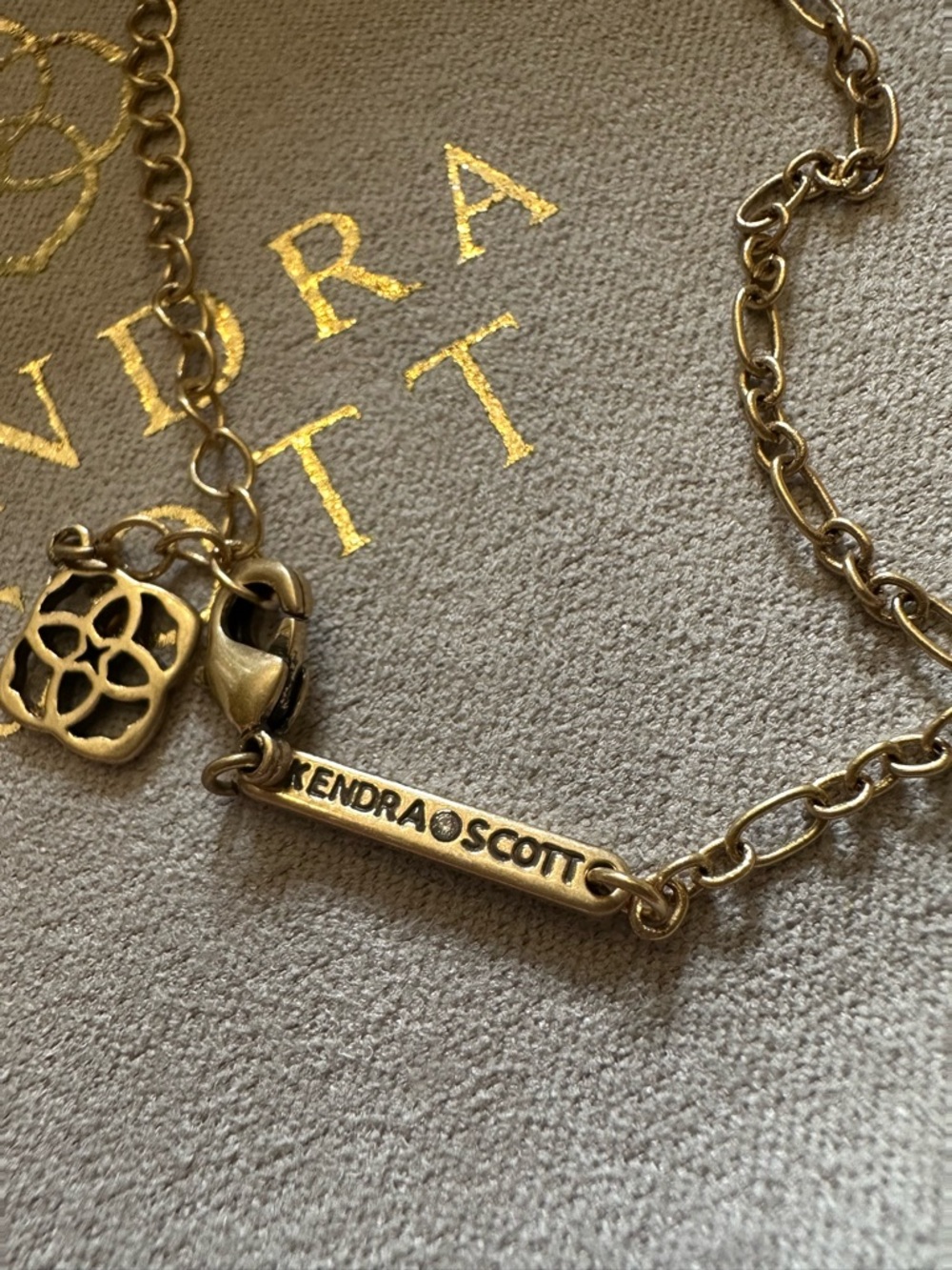 NEW!! Kendra Scott Gold-Tone Disney Snow White Locket Pendant Necklace - Picture 10 of 10